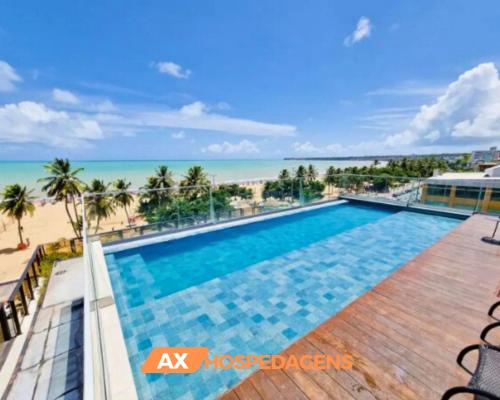Desde el balcón de la piscina del complejo se contemplan vistas a la playa. en AX Infinity At The Sea, en João Pessoa