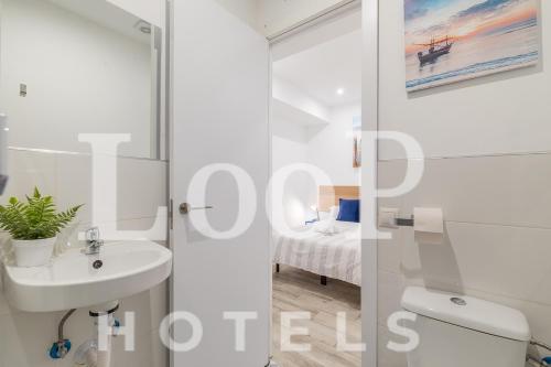 マドリードにあるLooP Las Ventasの白いバスルーム(洗面台、トイレ付)