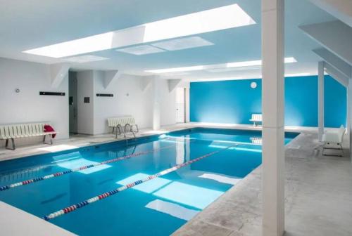 ein Swimmingpool mit blauem Wasser in einem Gebäude in der Unterkunft Acogedor y hermoso depto, en el C.Historico CDMX in Mexiko-Stadt