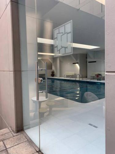 a swimming pool in a building with a poolasteryasteryasteryasteryasteryasteryastery at Acogedor y hermoso depto, en el C.Historico CDMX in Mexico City