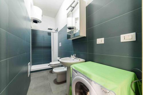 a bathroom with a washer and a washing machine at [Incantevole Bilocale] Wi-Fi + Netflix in Salerno