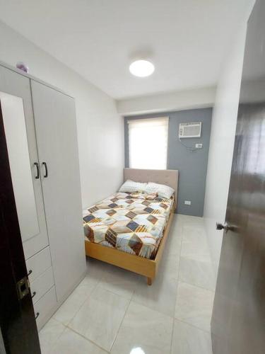 Postel nebo postele na pokoji v ubytování 2BR Condo near Oakridge&IT Park w/WI-FI&Netflix