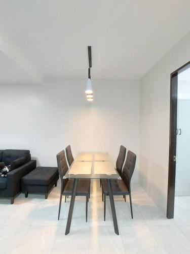 Posezení v ubytování 2BR Condo near Oakridge&IT Park w/WI-FI&Netflix