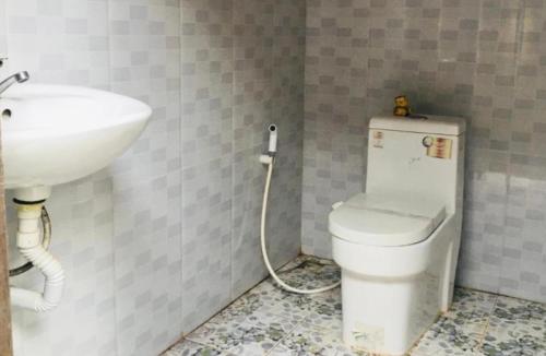 a bathroom with a toilet and a sink at Ratanakiri Farmhouse & Trekking in Banlung