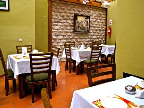 Un restaurante o sitio para comer en Hotel Cayman