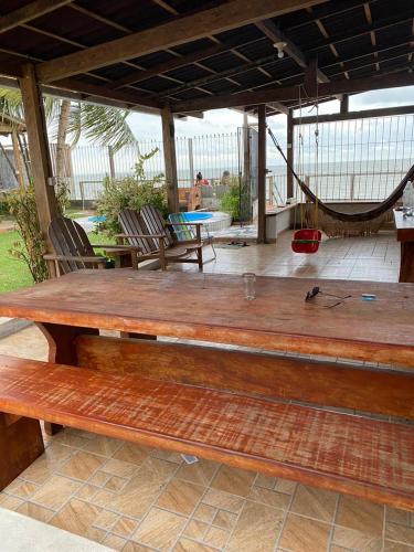 un gran banco de madera en un patio en Pousada completa em Mosqueiro, en Belém