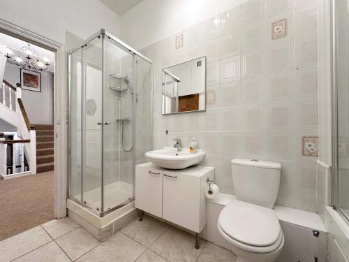 a bathroom with a toilet and a sink and a shower at Hannah’s Place Near Finsbury Park in London