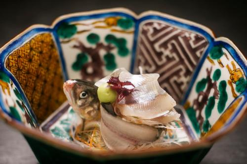 a vase with a bird sitting inside of it at 川魚・山菜料理　和田屋 in Hakusan
