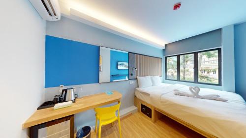 1 dormitorio con escritorio, 1 cama, escritorio y silla en Blue Lagoon At Bandar Sunway en Petaling Jaya