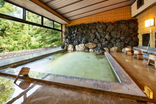 a large pool of water in a room at 川魚・山菜料理　和田屋 in Hakusan