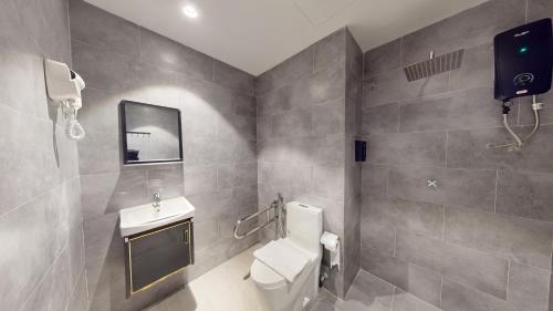 La salle de bains est pourvue de toilettes et d'un lavabo. dans l'établissement Blue Lagoon At Bandar Sunway, à Petaling Jaya