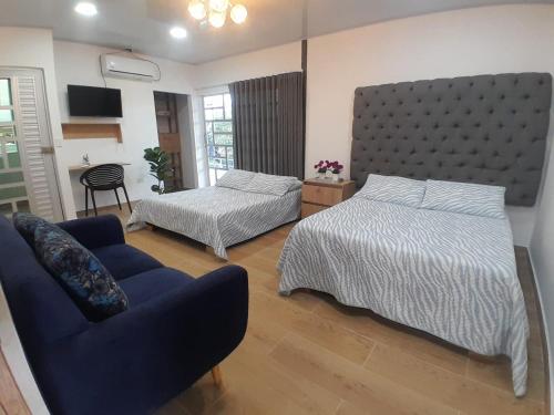 salon z 2 łóżkami i kanapą w obiekcie exclusivo apartamento w Quibdó