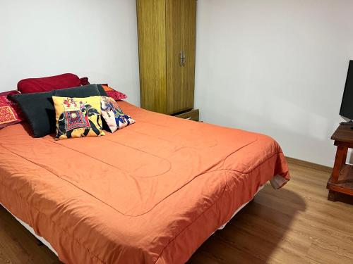 เตียงในห้องที่ Depto en Azul