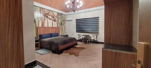 ein Schlafzimmer mit einem Bett und einem Tisch in einem Zimmer in der Unterkunft Hotel La Cazona Boutique in La Barca