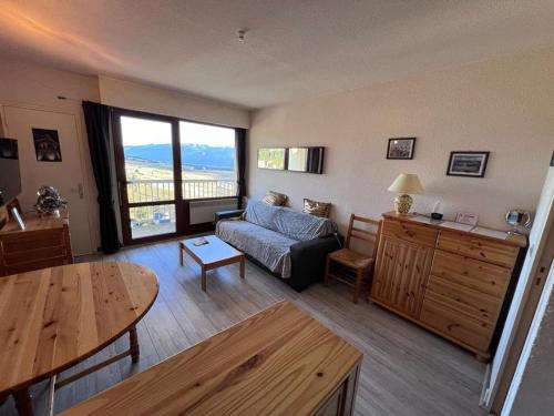 un salon avec un canapé et une table dans l'établissement Studio cabine avec balcon, ascenseur et coin repas - FR-1-593-99, aux Angles