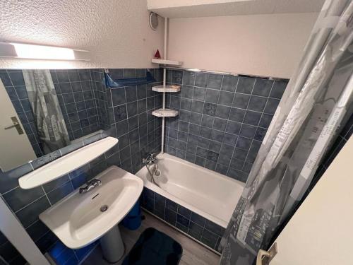 une salle de bain avec un lavabo, des toilettes et une baignoire dans l'établissement Studio cabine avec balcon, ascenseur et coin repas - FR-1-593-99, aux Angles