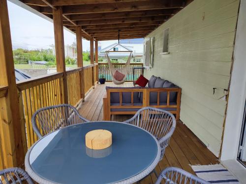 - une terrasse couverte avec une table bleue et des chaises dans l'établissement La Belle Créole, à Cilaos