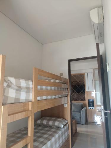 Ένα ή περισσότερα κρεβάτια σε δωμάτιο στο Apartment TransPark Cibubur, TSM