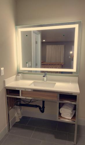 エルモンテにあるNew Star Inn El Monte, CA - Los Angelesの洗面台と鏡のあるバスルーム