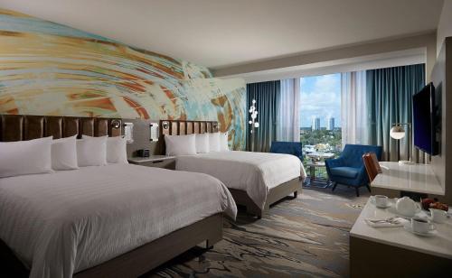 Cette chambre comprend deux lits et une grande fenêtre. dans l'établissement Nice Unit at The Hard Rock Cafe Casino Atlantic City, à Atlantic City