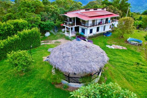 eine Luftansicht eines Hauses mit Strohdach in der Unterkunft Mountain Lodge La Margarita in Quebradanegra