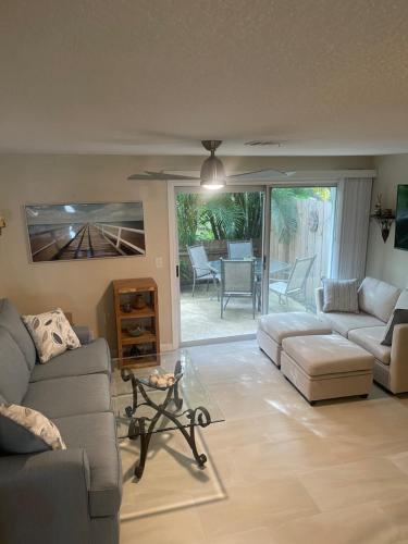 - un salon avec deux canapés et une table dans l'établissement Stylish Coastal Townhome in Jupiter, à Jupiter