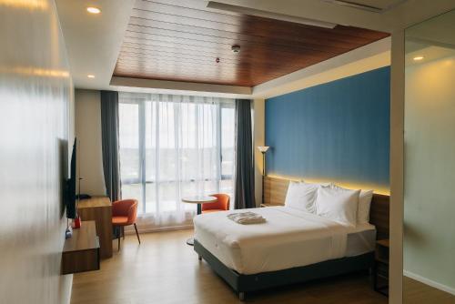 Urdaneta的住宿－Levo Hotel，酒店客房设有一张床和一个大窗户
