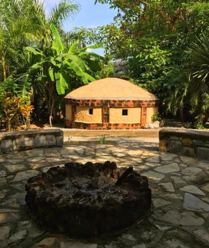a building with a fire pit in a yard at Hotel Quilas in Huichihuayán