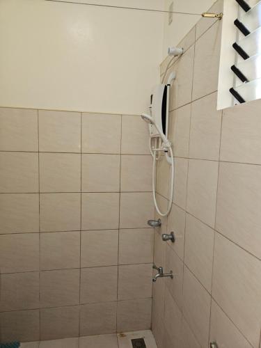 La salle de bains est pourvue d'une douche avec un pommeau de douche. dans l'établissement Jackys homestay, à Bug-ong