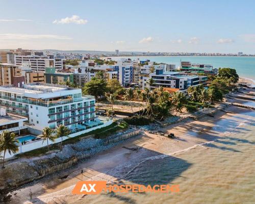 una vista aérea de la ciudad y el océano en AX Flamboyant Flat Bessa, en João Pessoa