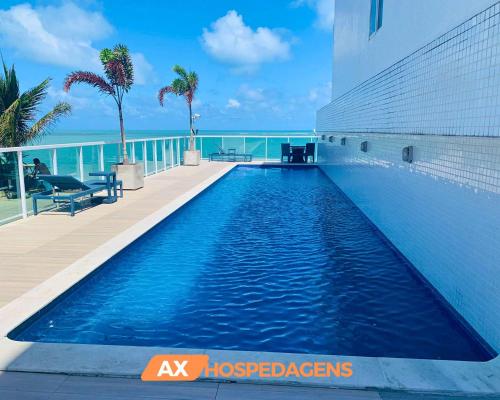 una piscina en el balcón de un edificio en AX Flamboyant Flat Bessa, en João Pessoa