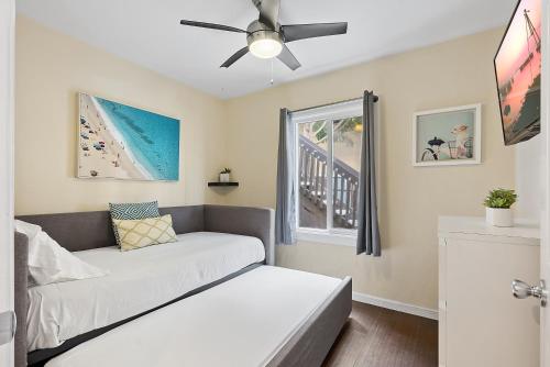 En eller flere senge i et værelse på Riviera Bay View Dream - Private patio with bay view and parking