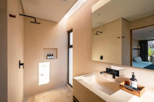 Bilik mandi di Faisano Boutique Hotel