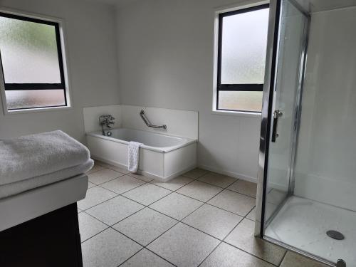 Un baño de Cedar House