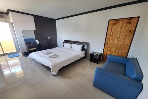 1 dormitorio con 1 cama y 1 silla azul en ONE Residence, en Pathum Thani