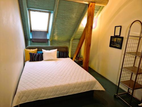 1 dormitorio con 1 cama en una habitación pequeña en Luxusní srub u Rájeckých Teplic, en Stránske
