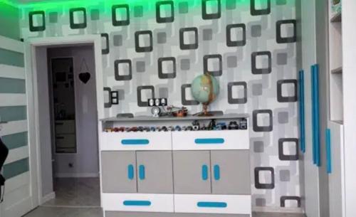 uma cozinha com um armário branco e uma parede com em VIP apart 584 em Tbilisi