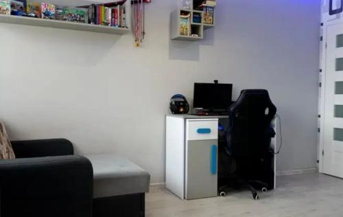 um quarto com uma secretária, um computador e uma cadeira em VIP apart 584 em Tbilisi