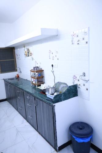 eine Küche mit einer Arbeitsplatte in einem Zimmer in der Unterkunft HOMESTAY ( EAGLE NEST ) in Bhuj