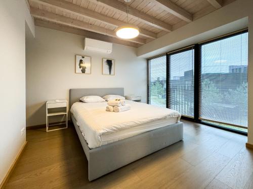 1 dormitorio con cama y ventana grande en Namo nuoma Svencelėje, en Svencelė