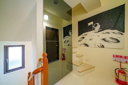 五結鄉的住宿－新森活民宿，浴室设有步入式淋浴间,位于玻璃门旁
