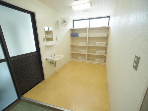 Shinkamigoto的住宿－HOTEL MARINEPIA - Vacation STAY 92240v，一间带水槽和卫生间的浴室以及窗户。