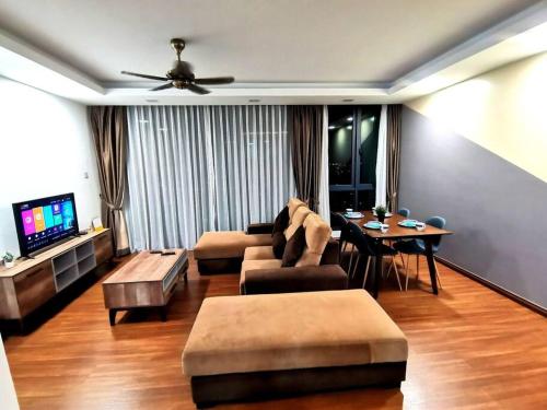 ein Wohnzimmer mit einem Sofa und einem Tisch in der Unterkunft Teo Resident2vivacity jazz 4 in Kuching