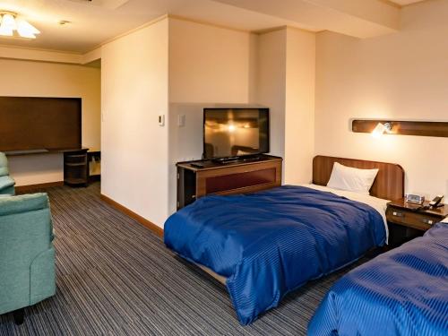 Habitación de hotel con cama y TV de pantalla plana. en HOTEL MARINEPIA - Vacation STAY 92247v, en Shinkamigoto