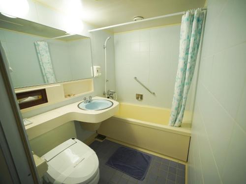 ein Badezimmer mit einem WC, einem Waschbecken und einem Spiegel in der Unterkunft HOTEL MARINEPIA - Vacation STAY 92247v in Shinkamigoto