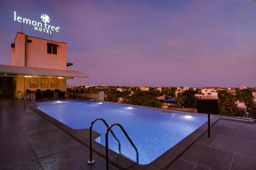 La alberca dentro o cerca de Lemon Tree Hotel, Hubli