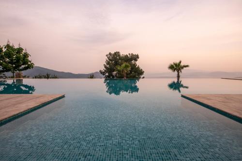 una piscina con alberi in acqua di EPHESUS RETREAT a Smirne