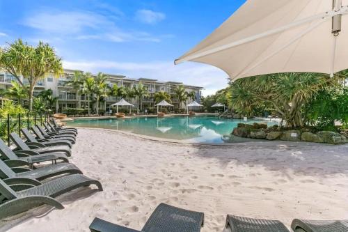 Πισίνα στο ή κοντά στο Pool View Apartments at Peppers Salt Resort by uHoliday 2BR 1BR and Hotel Room Options Available