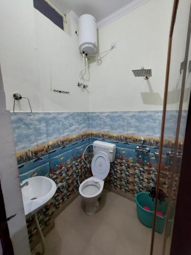 Saukari Palace في دهرادون: حمام مع مرحاض ومغسلة