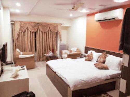 เตียงในห้องที่ Hotel Abhashree ,Madhya Pradesh